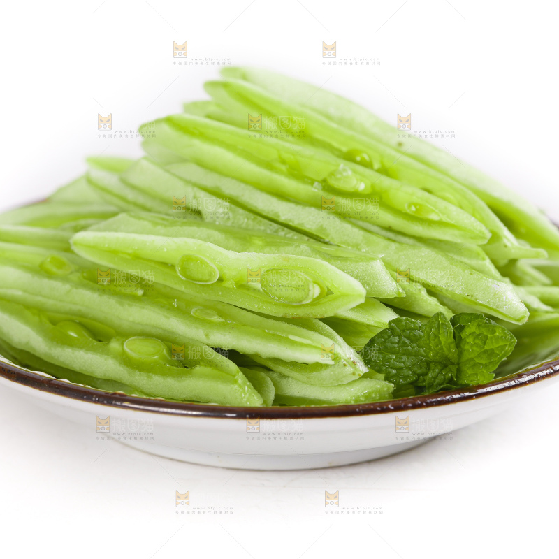 盘子里放着扁豆