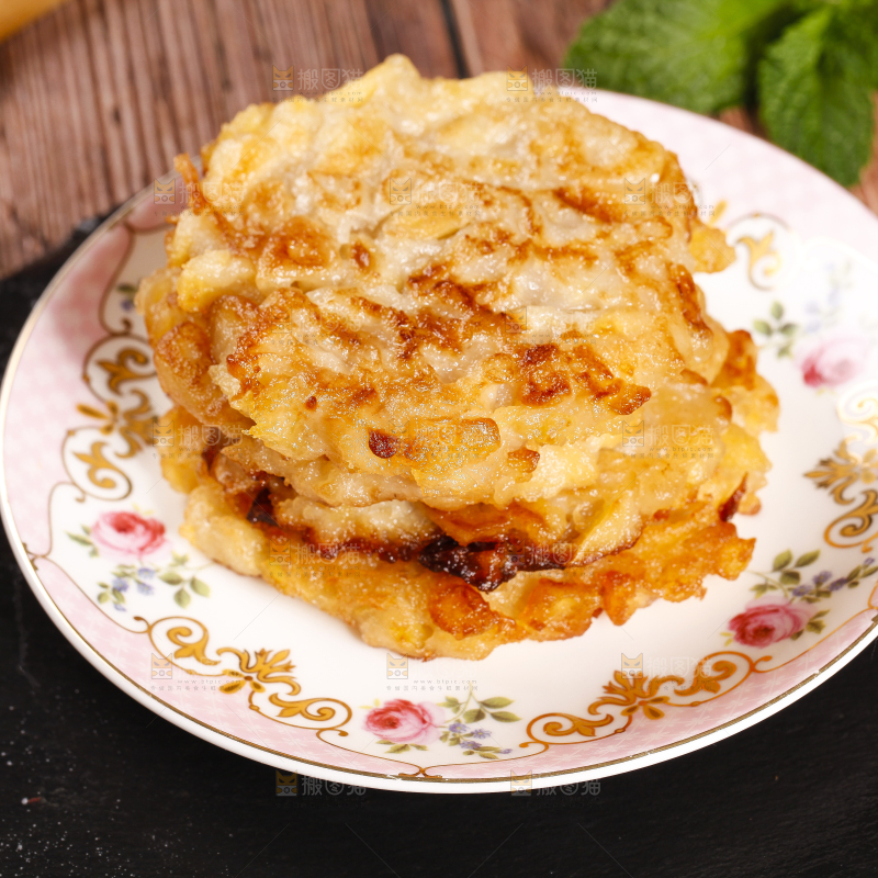 碟子里装着土豆饼