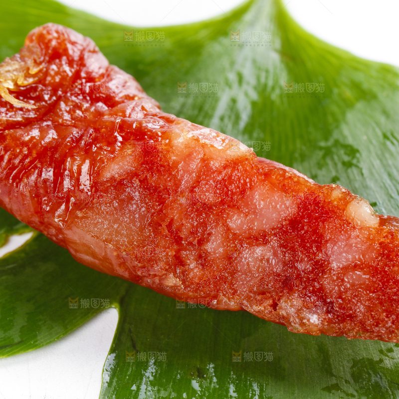 白底上放着上广式腊肠