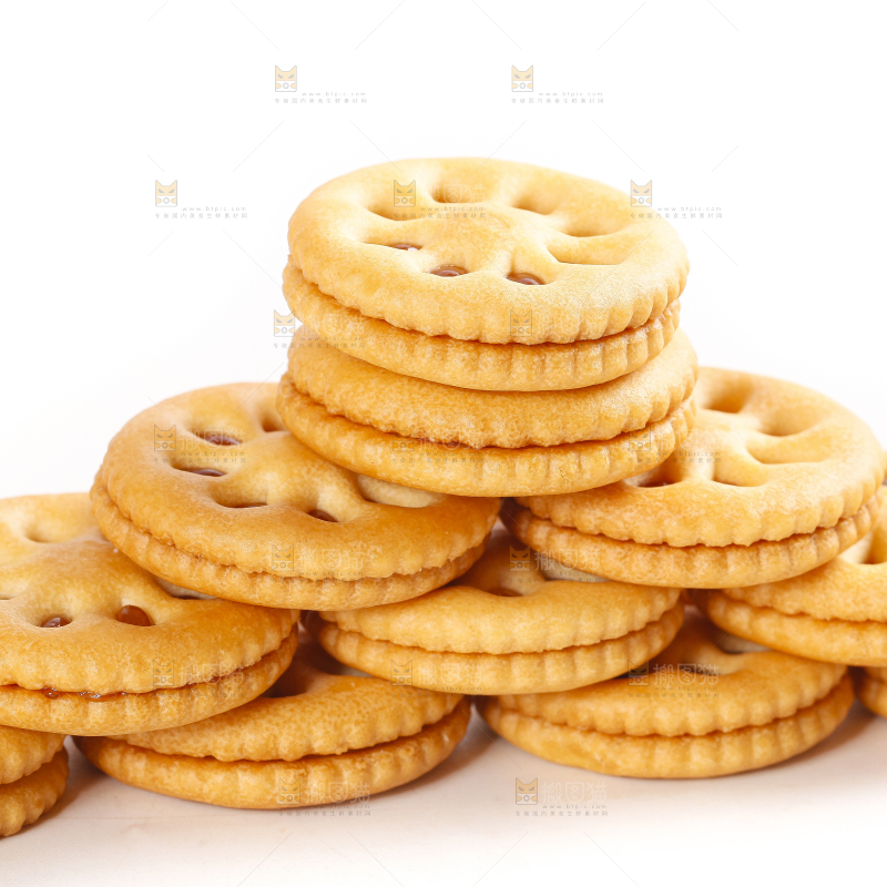 白底上放着夹心饼干