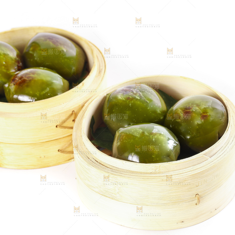 蒸笼里放着艾草青团