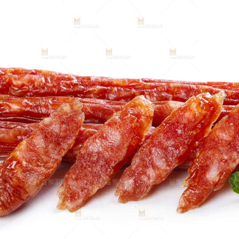 白底上放着腊肠