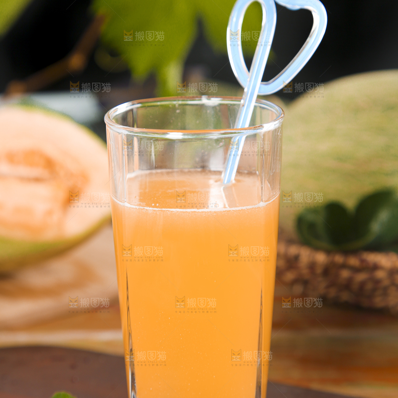 杯子里装着哈密瓜榨的果汁