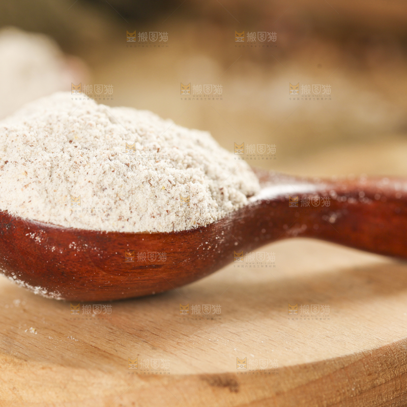 勺子上装着面粉