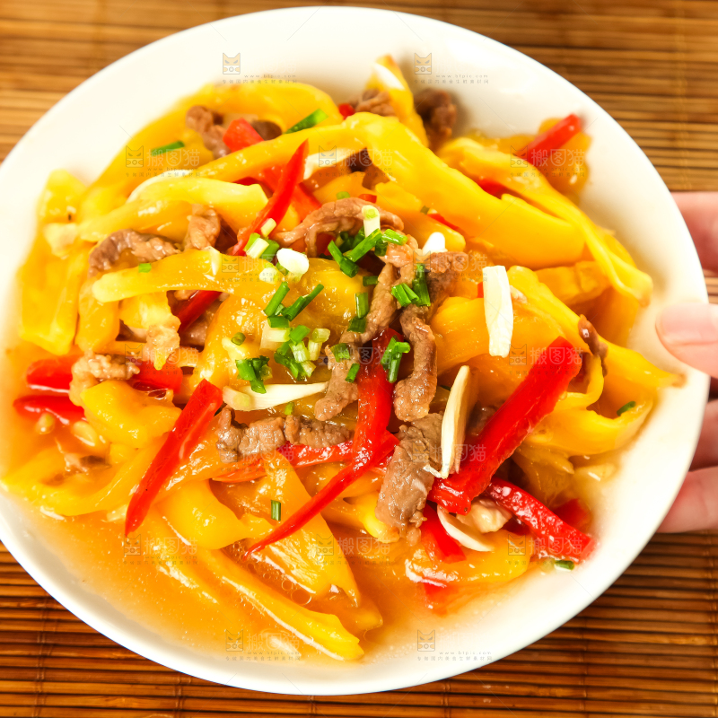 碟子里装着榨菜炒肉