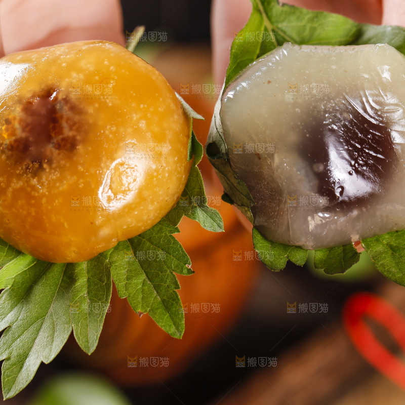 手里拿着彩色青团