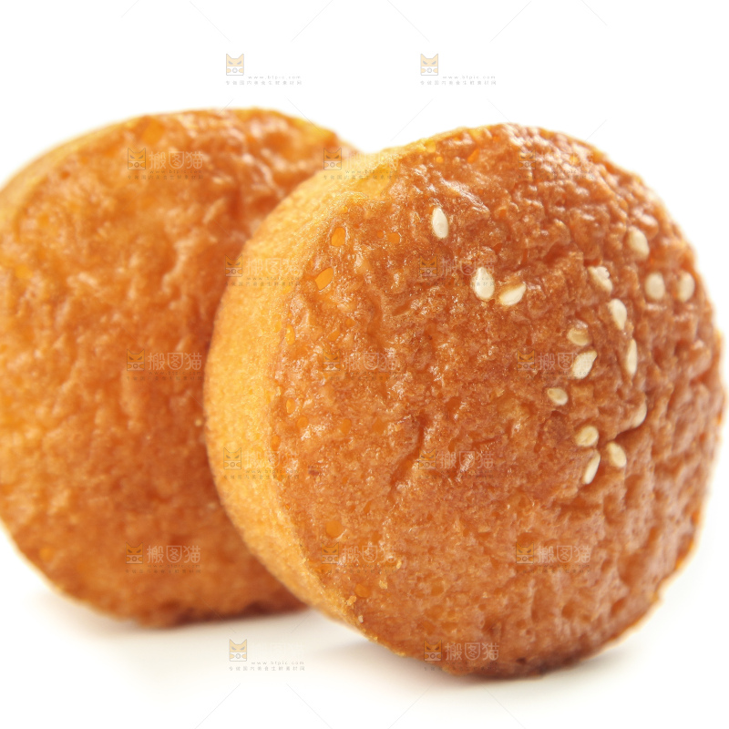 白底上放着蛋糕