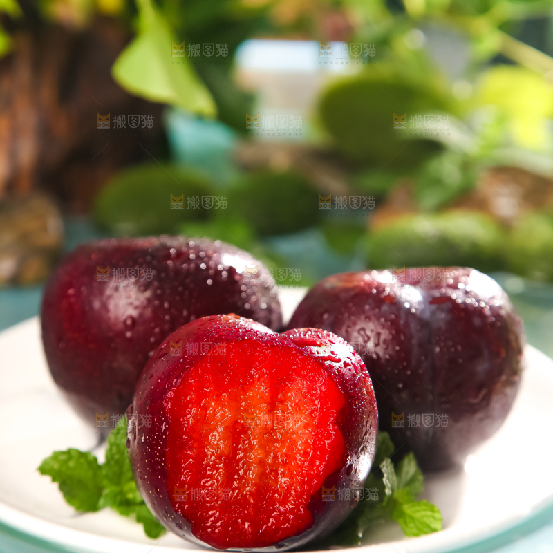 盘子里放着澳洲进口血丝李 