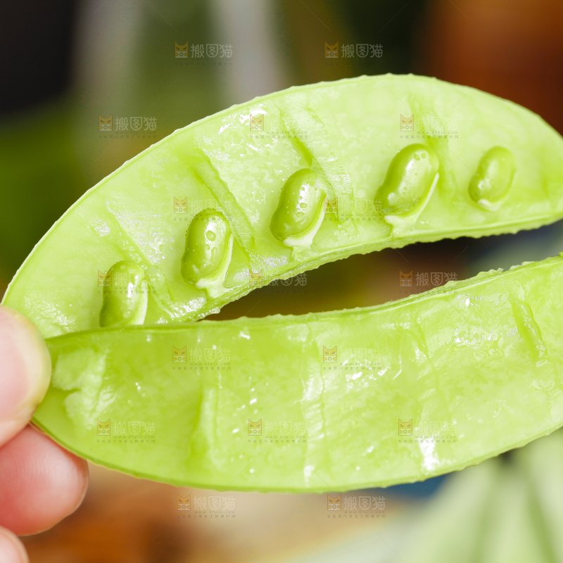 手里拿着扁豆