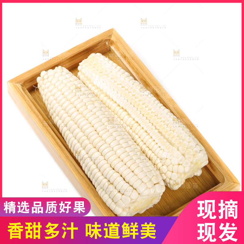 木盘子里放着白玉米