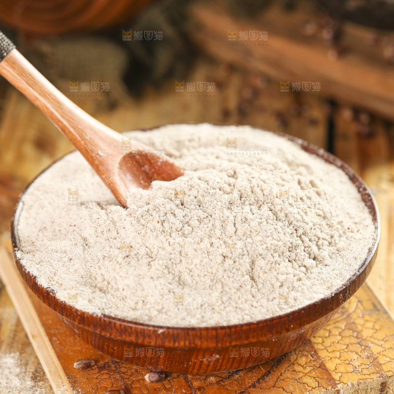 木盆里放着面粉