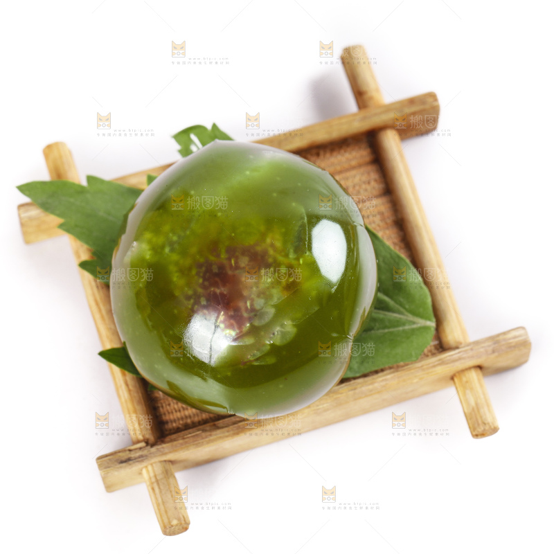 木盒里装着艾草团