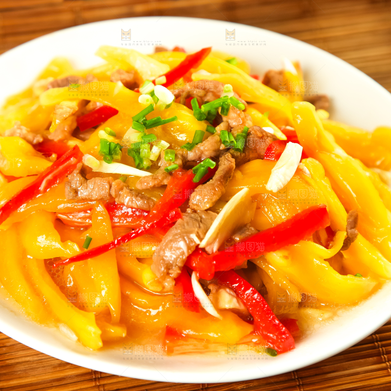 碟子里装着榨菜炒肉