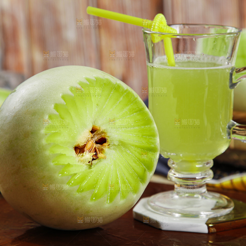 杯子里装着玉菇甜瓜榨的果汁