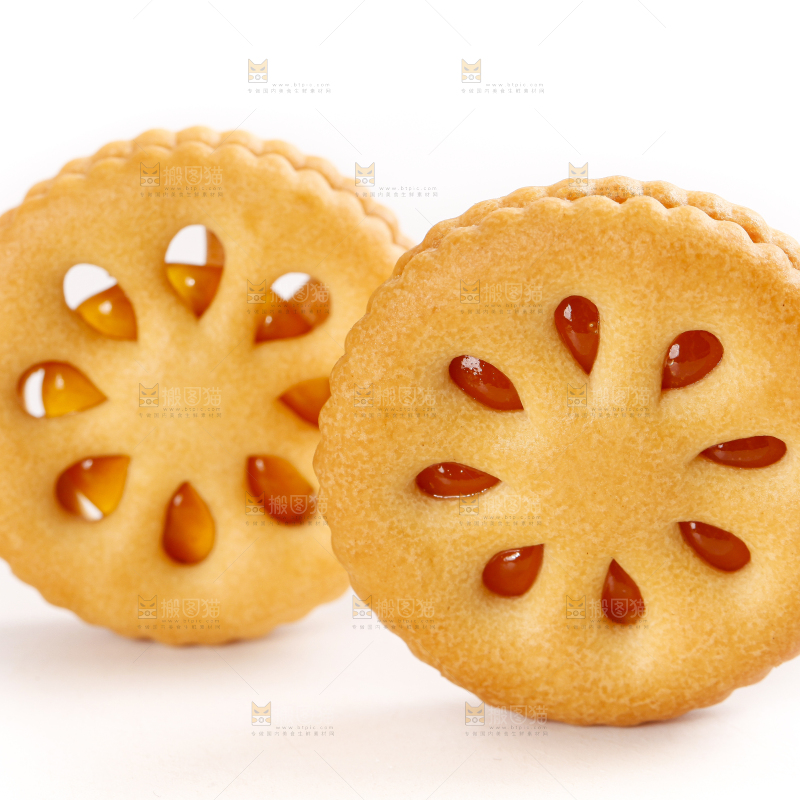 白底上放着夹心饼干