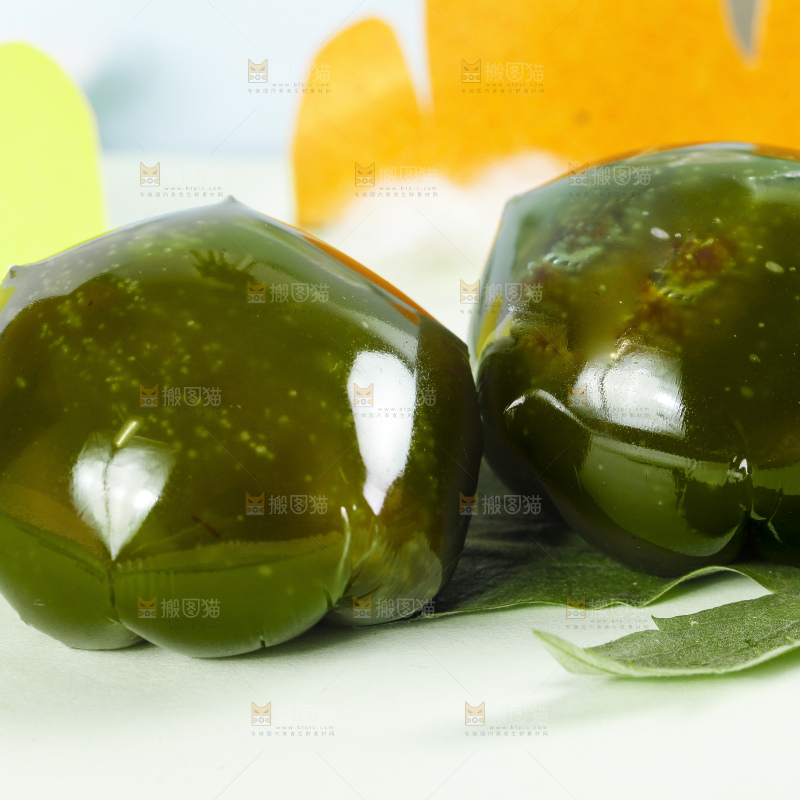 白底上摆放着青团