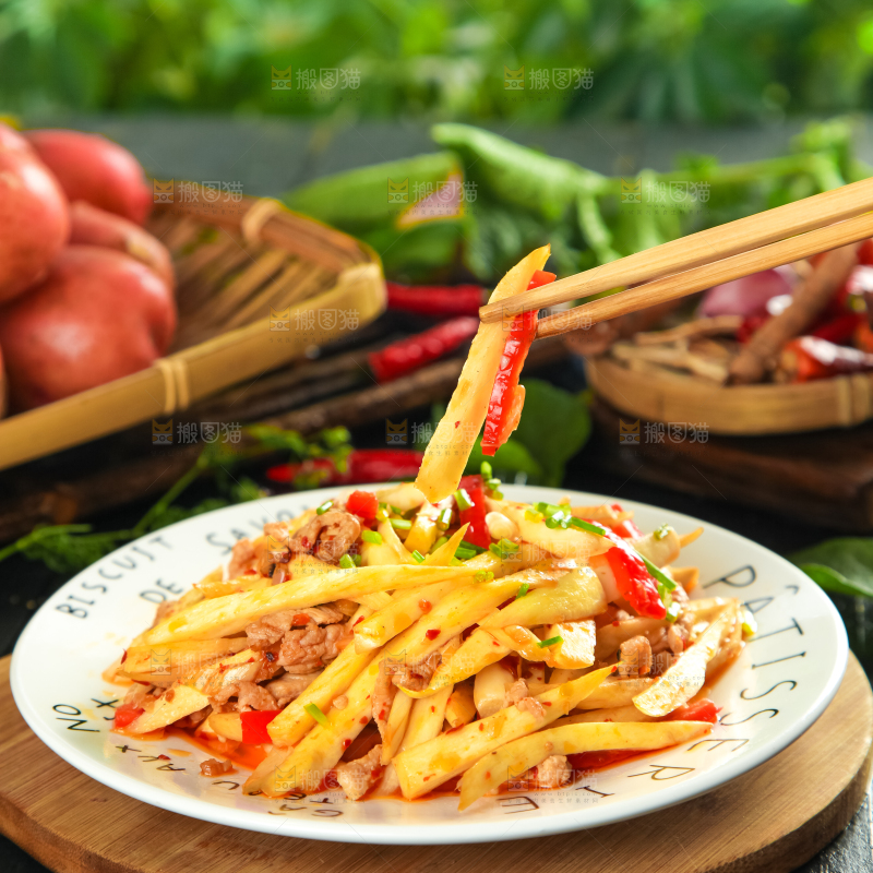 盘子里装着土豆炒肉