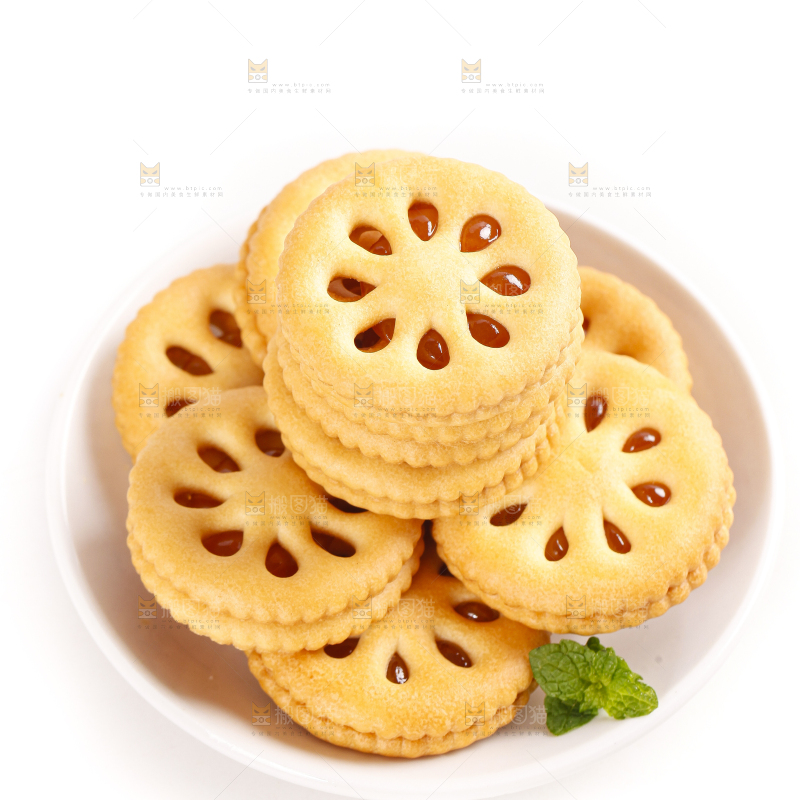 盘子里放着夹心饼干