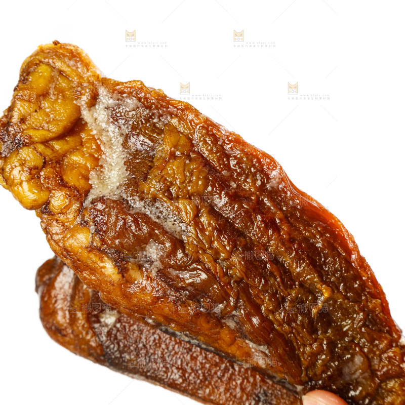 白底上摆放着柴火腊肉