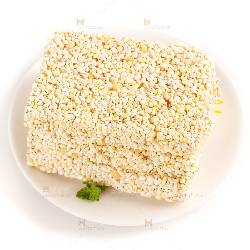 盘子里放着小米酥