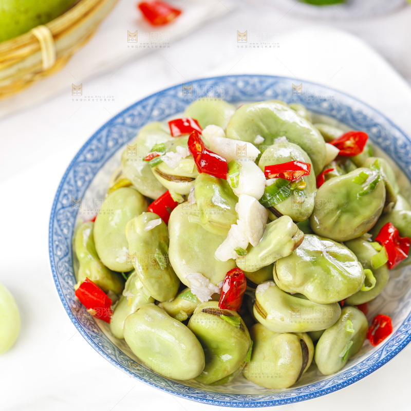 盘子里装着炒蚕豆