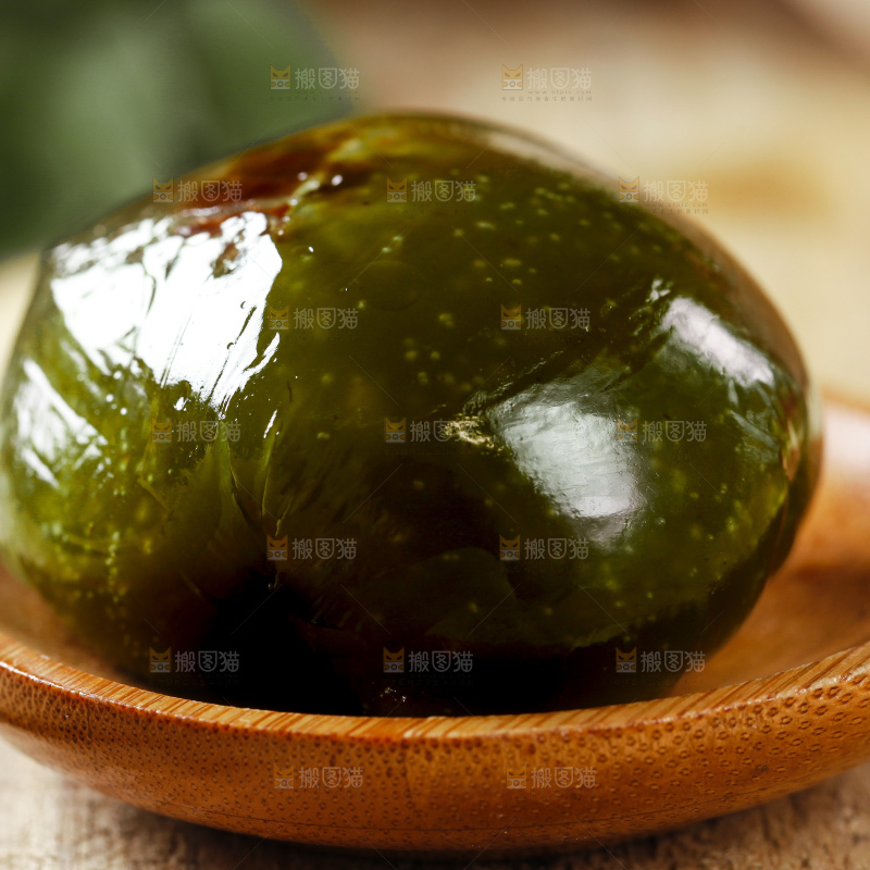 碟子里装着艾草青团