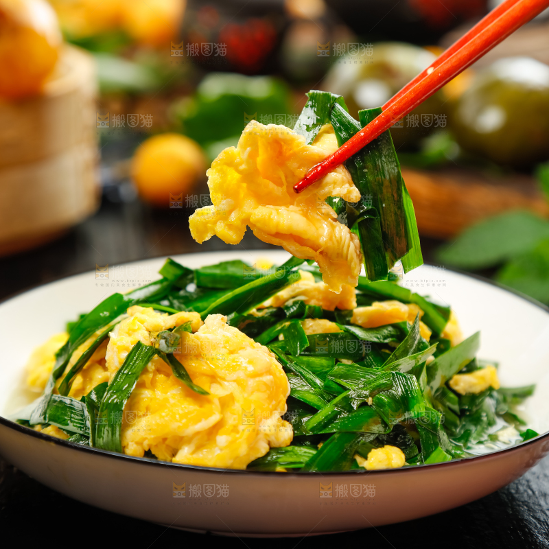 盘子里装着韭菜炒鸡蛋