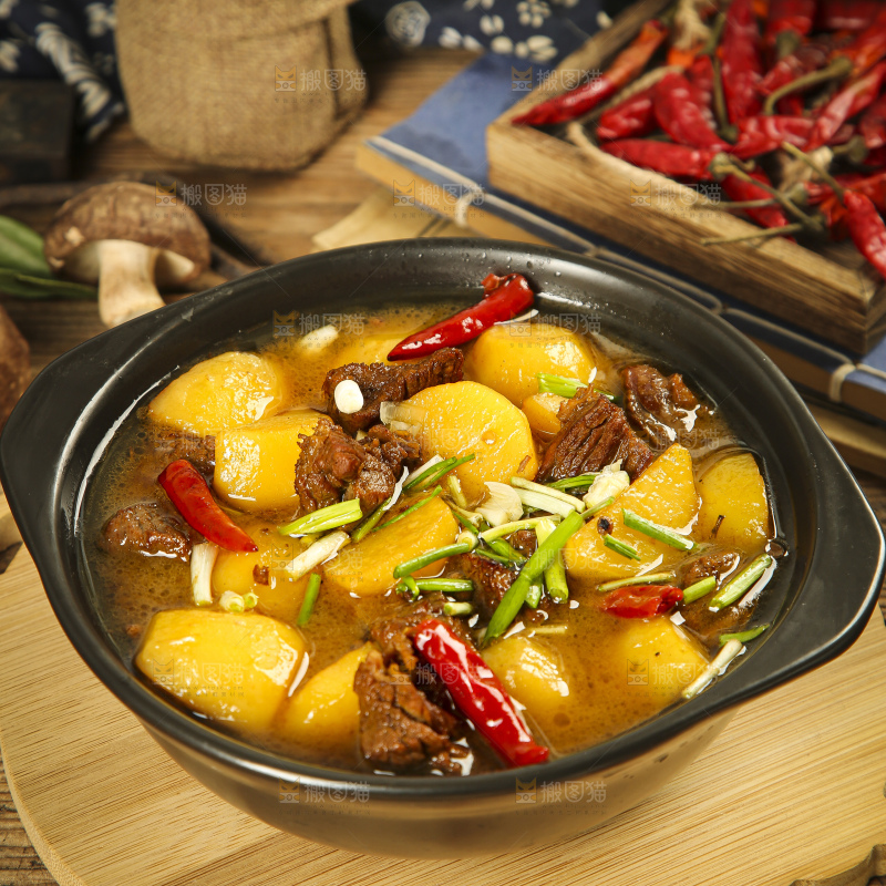 砂锅里装着土豆烧肉