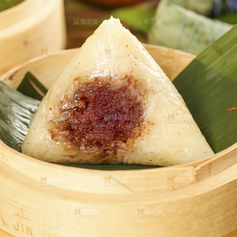 蒸笼里放着咸粽
