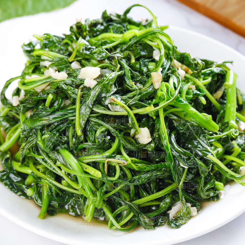 盘子里装着炒苋菜