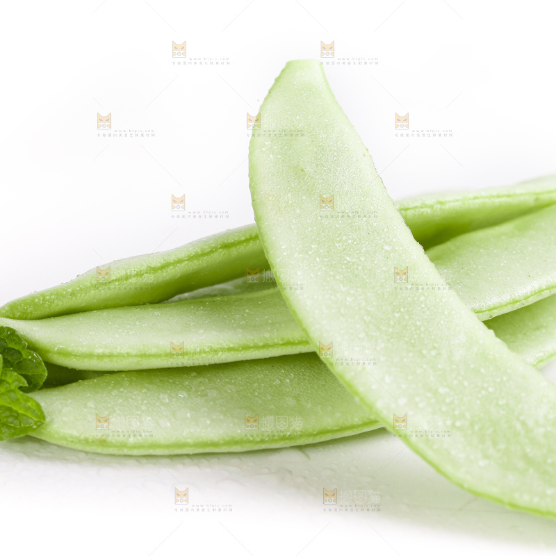 白底上放着扁豆