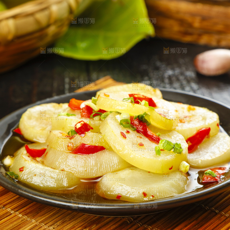 盘子里装着红烧瓠子
