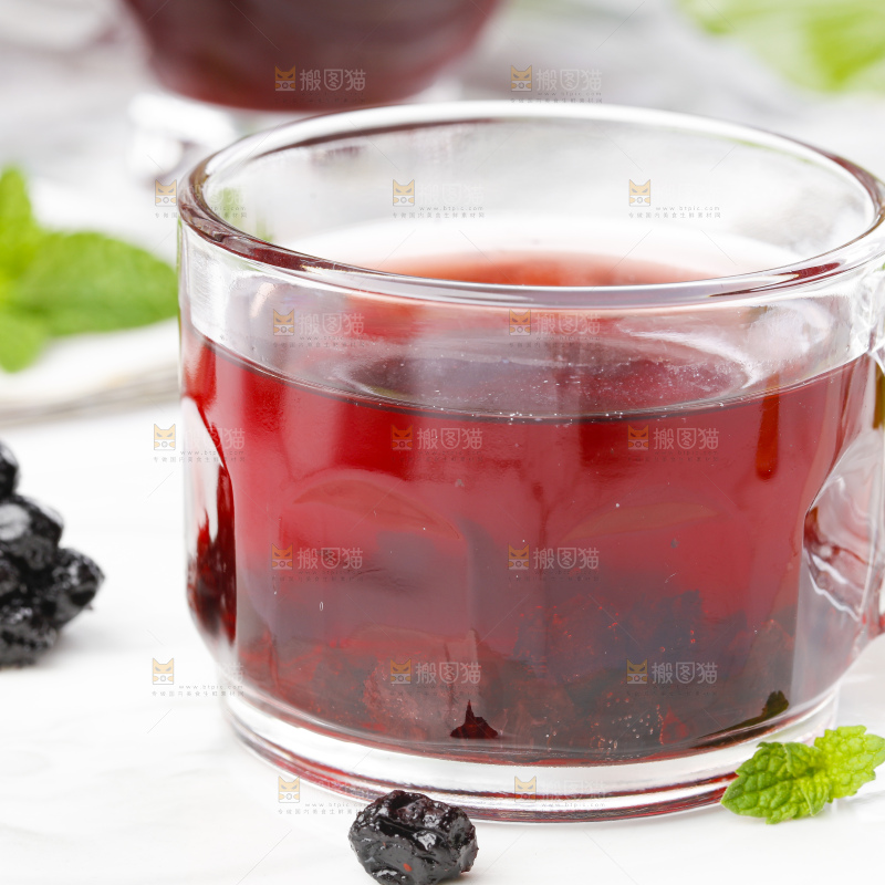 杯子里装着蓝莓果汁