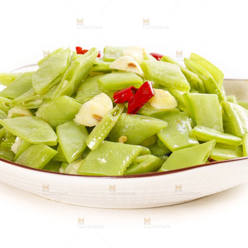 盘子里装着炒扁豆