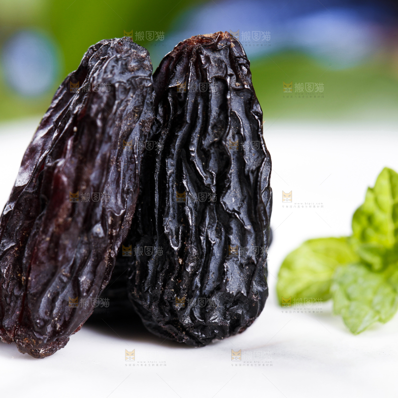 白底上放着新疆葡萄干