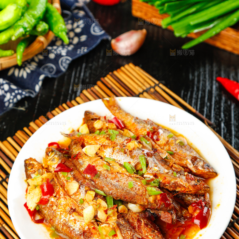 盘子里装着香煎小刁鱼