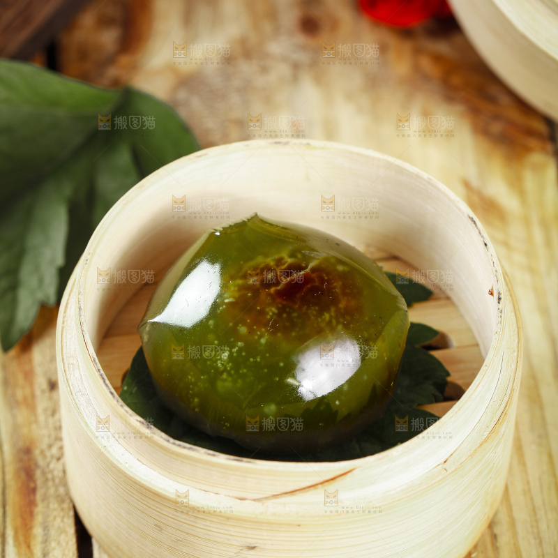 蒸笼里放着艾草青团