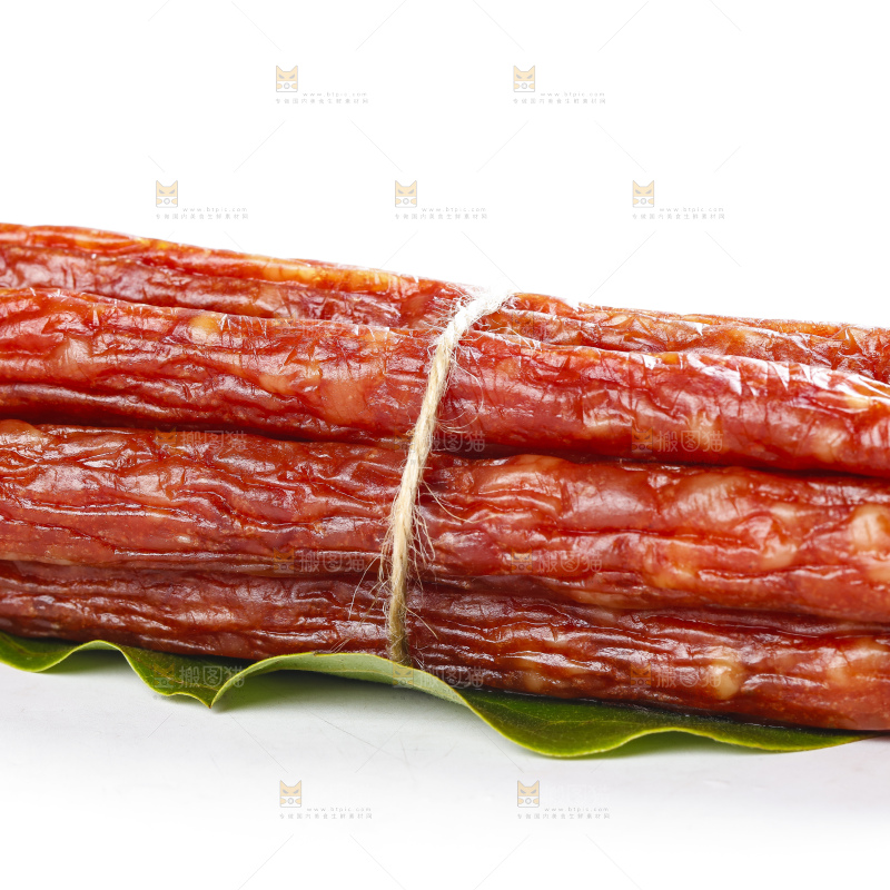白底上放着上广式腊肠