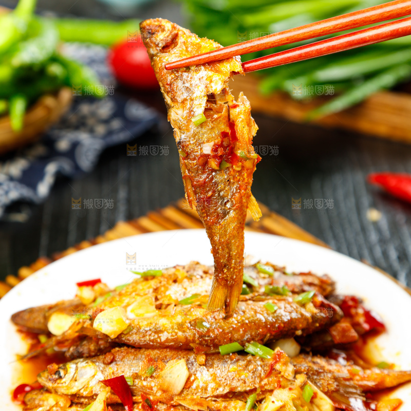 盘子里装着香煎小刁鱼