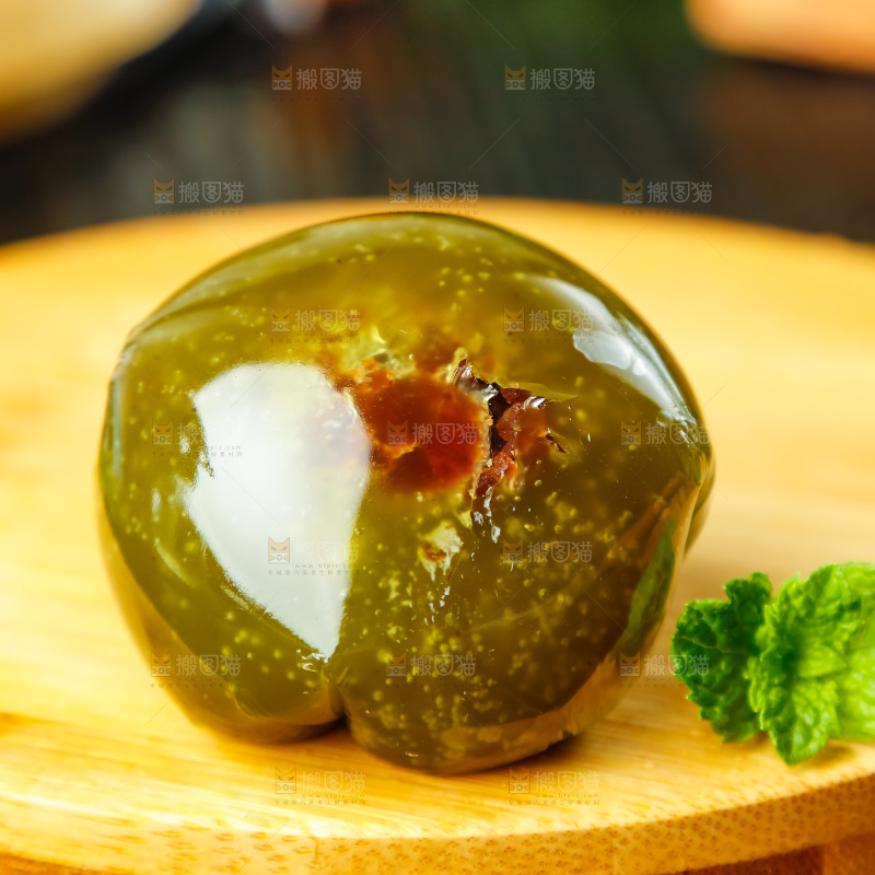 木底上摆放着青团