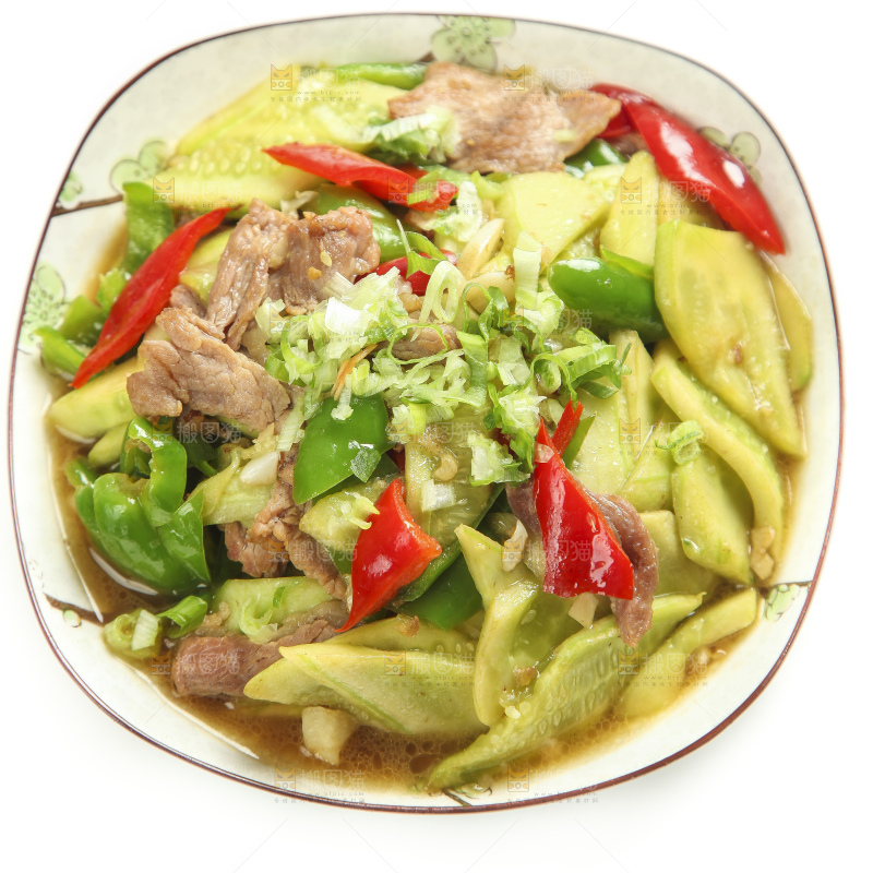 盘子里装着黄瓜炒肉