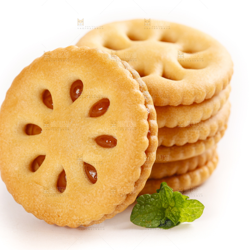 白底上放着夹心饼干