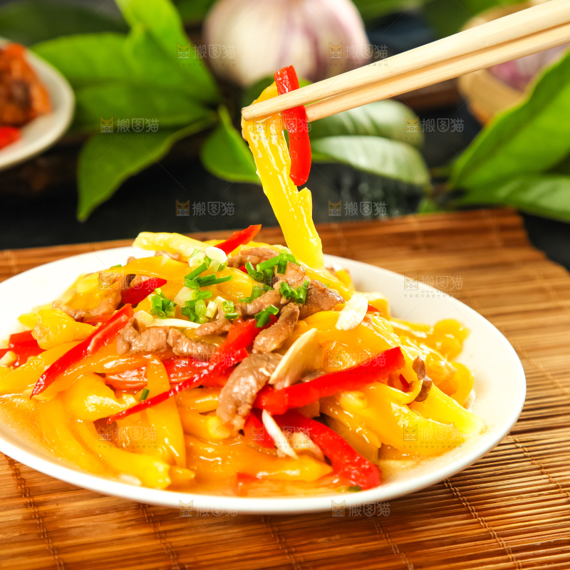 碟子里装着榨菜炒肉