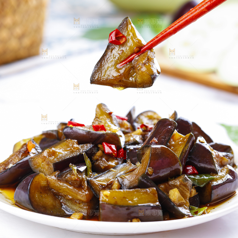 盘子里装着红烧茄子