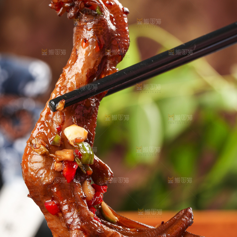 筷子上夹着卤鸭掌