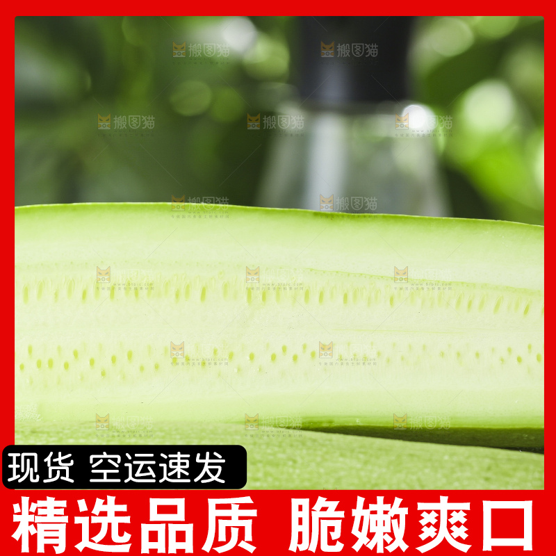 木板上摆放着新鲜西葫芦