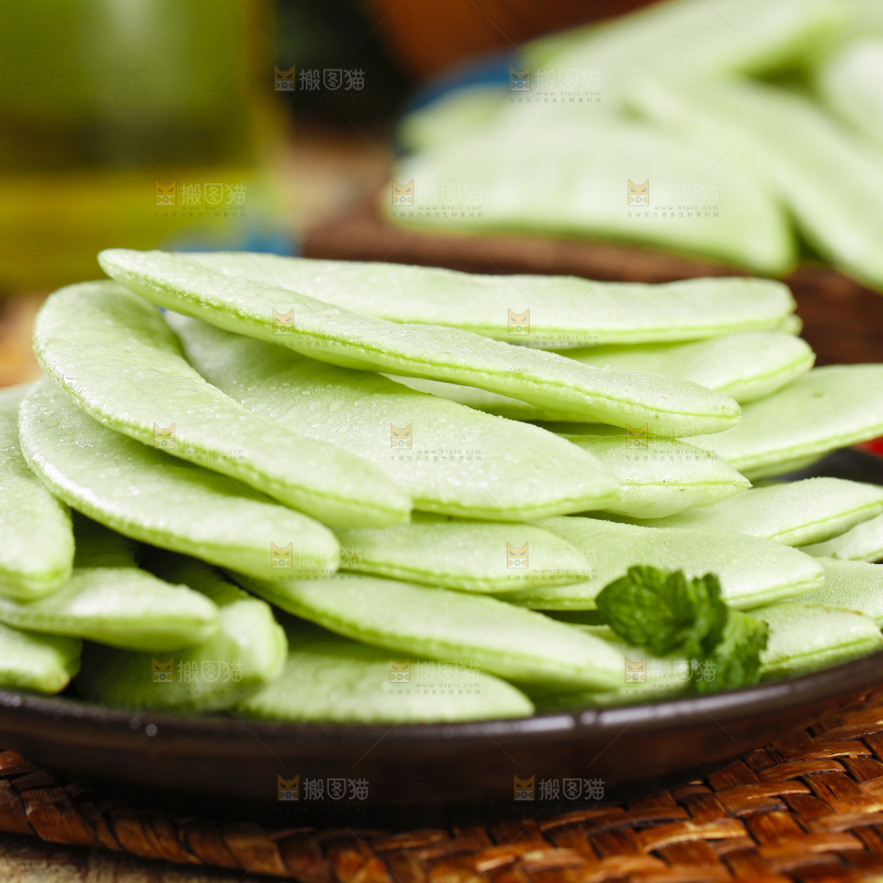 盘子里放着扁豆