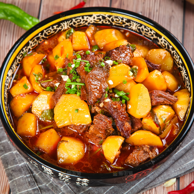 盘子里装着土豆烧牛肉