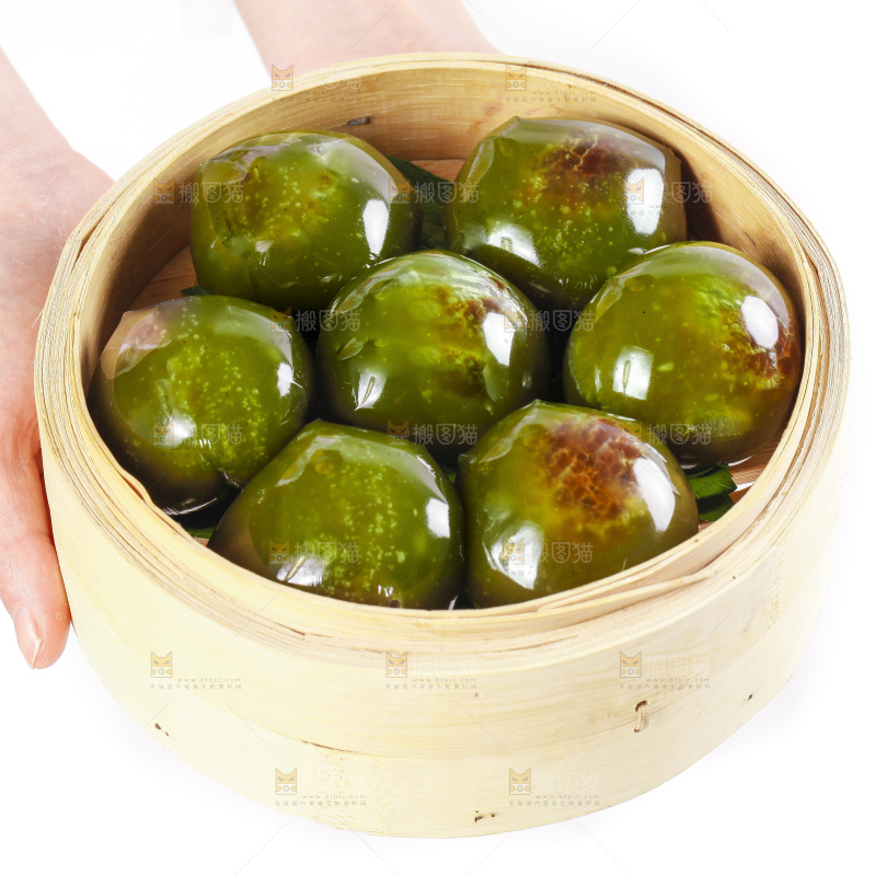 蒸笼里放着艾草青团