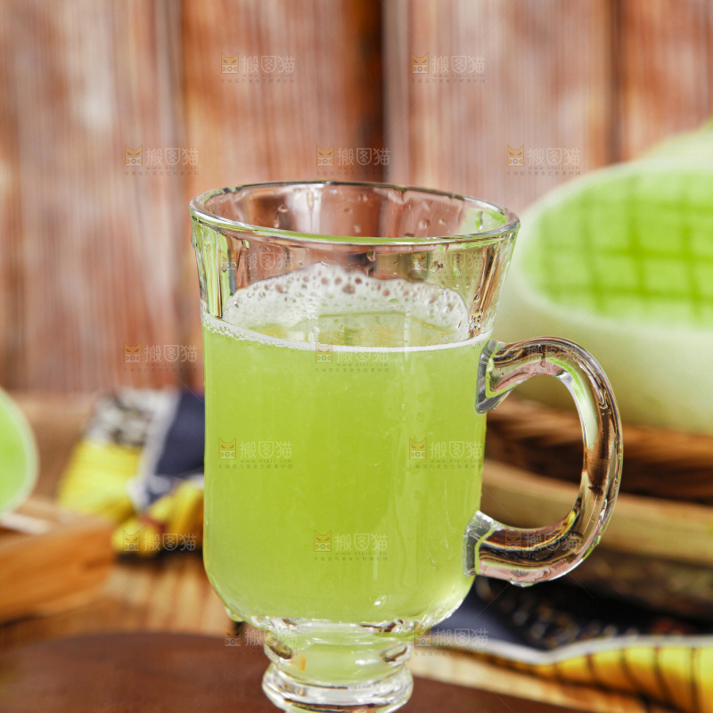 杯子里装着玉菇甜瓜榨的果汁
